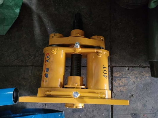 Dispositif hydraulique de rupture de tuyaux pour le remplacement des tuyaux